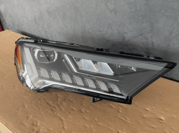 AUDI Q7 4M LED ДЕСЕН ФАР MATRIX BEAM 4M0941040B